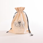 Descubra os benefícios transformadores da vela de aroma de bambu para a espiritualidade. Com sua fragrância purificadora e revigorante, esta vela cria um ambiente ideal para práticas espirituais. Deixe-se envolver pela serenidade do bambu e eleve sua conexão interior durante a meditação e momentos de contemplação. Compre agora e eleve sua jornada espiritual com a vela de bambu.